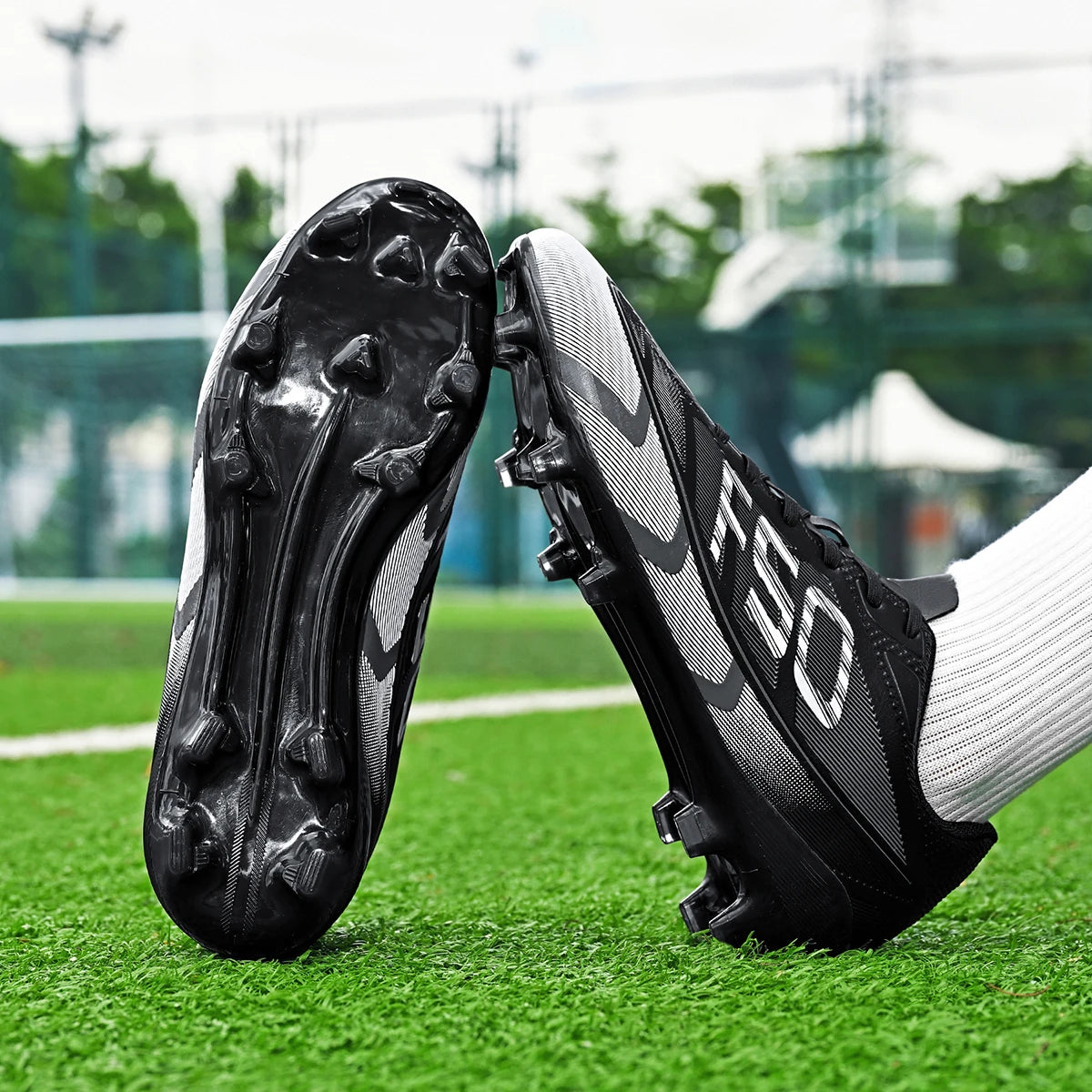 Popular low-top football boots breathable and non-slip