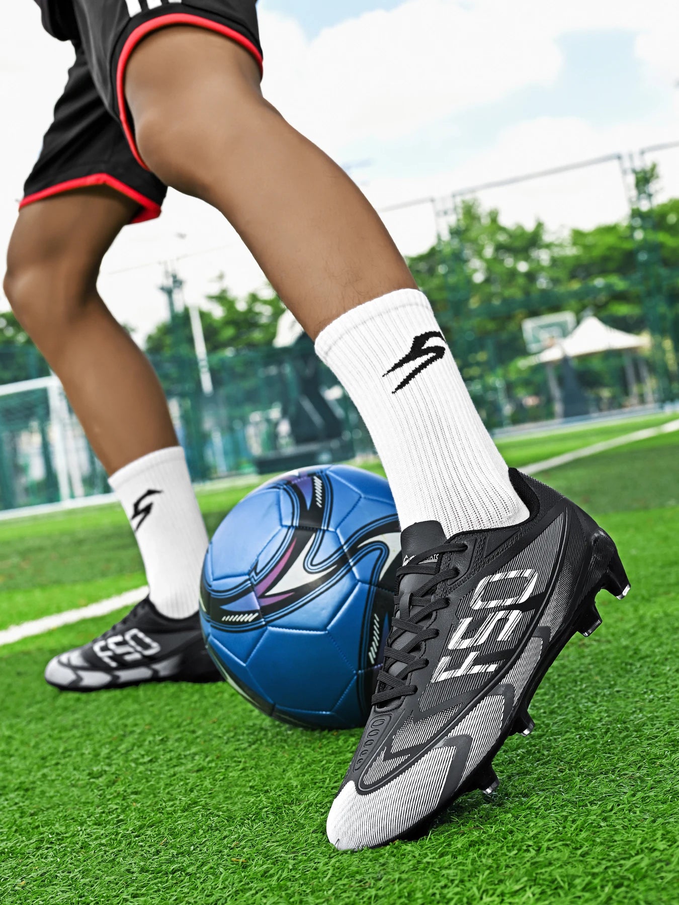 Popular low-top football boots breathable and non-slip