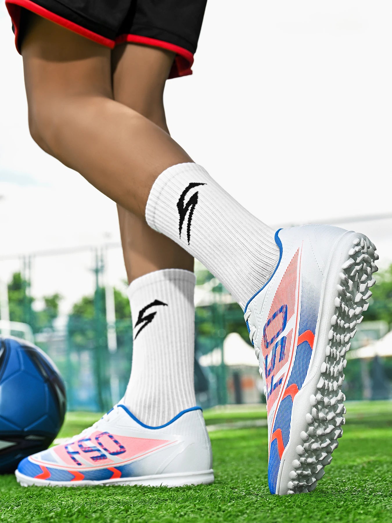 Popular low-top football boots breathable and non-slip