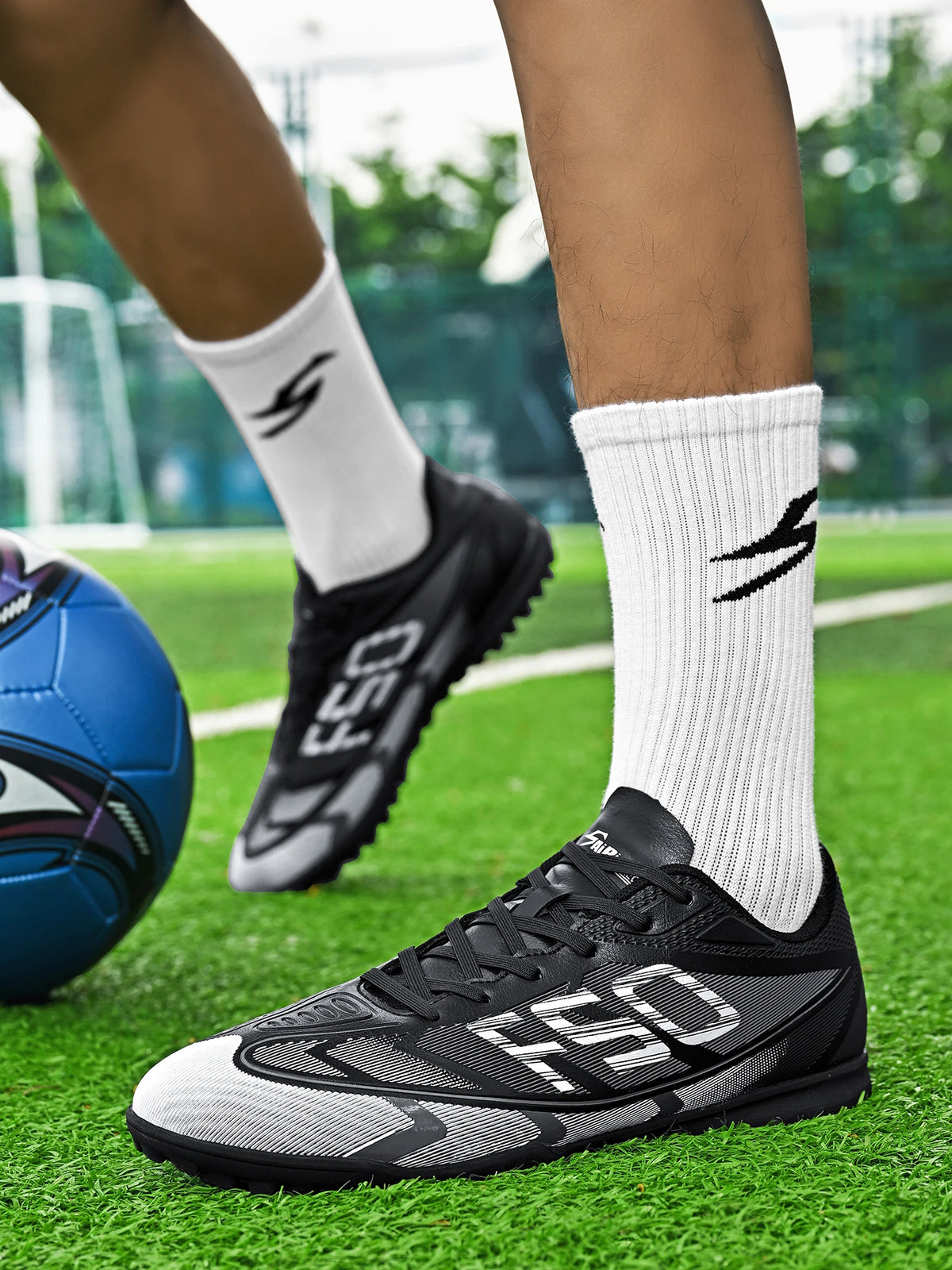 Popular low-top football boots breathable and non-slip