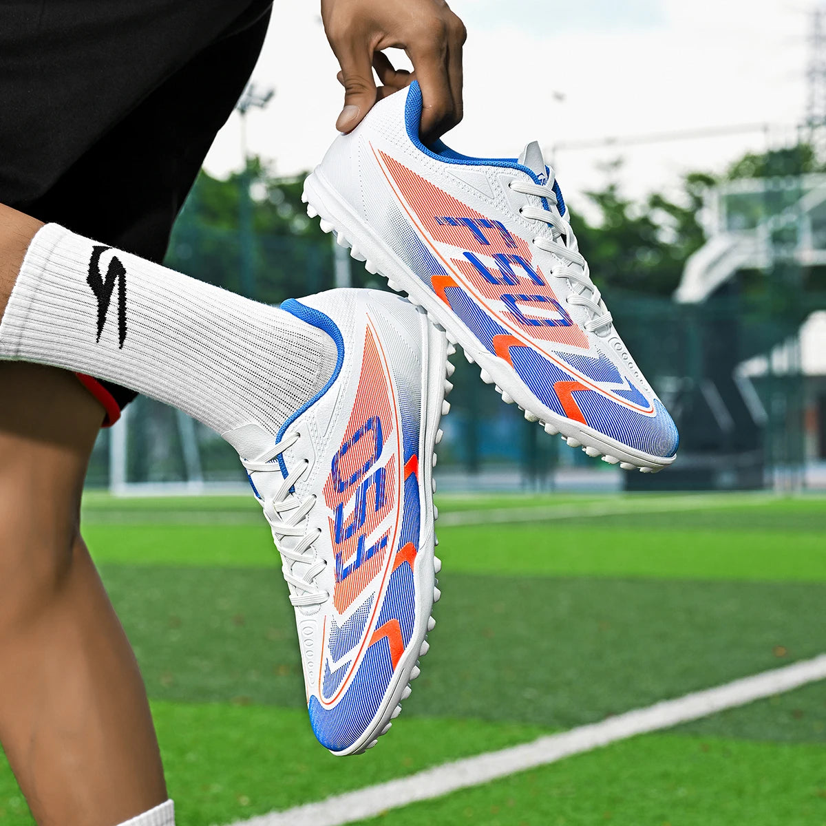 Popular low-top football boots breathable and non-slip