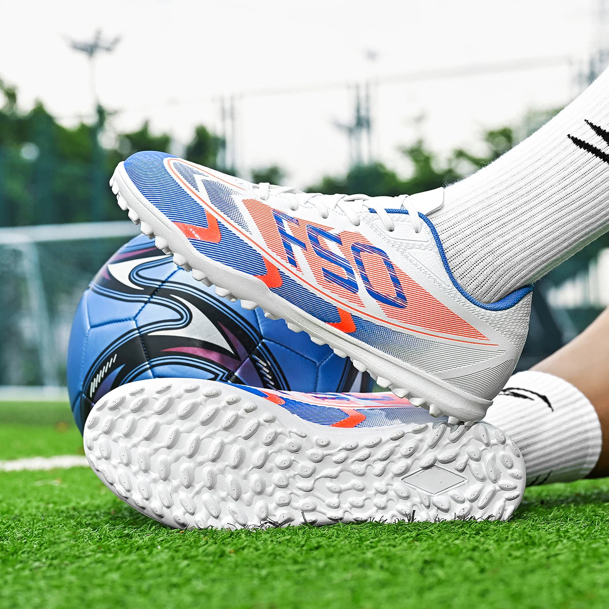 Popular low-top football boots breathable and non-slip